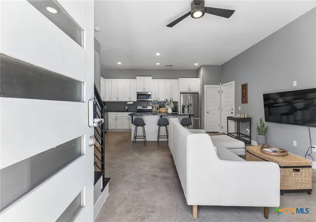 5th image of 504 Blackson Ave, Austin, TX 78752