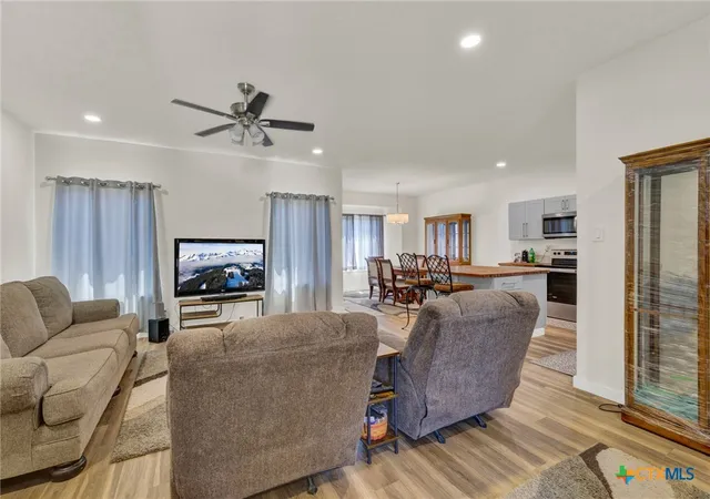 3rd image of 305 Lake Crest Dr, Spring Branch, TX 78070 | MLS# 614450