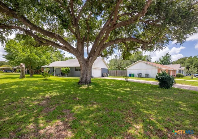 2nd image of 701 Morning Glory Ln, Victoria, TX 77904 | MLS# 614942