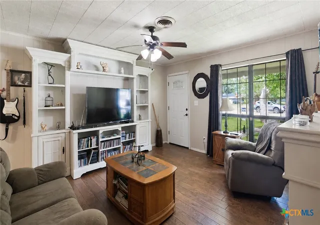 3rd image of 701 Morning Glory Ln, Victoria, TX 77904 | MLS# 614942