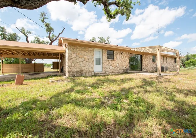 Homes for sale in Lometa, TX | 11126 E Fm 581, Lometa, TX 76853 | MLS# 615018