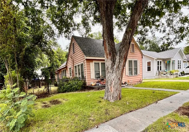 Homes for sale in Seguin, TX | 211 W College St, Seguin, TX 78155 | MLS# 615037
