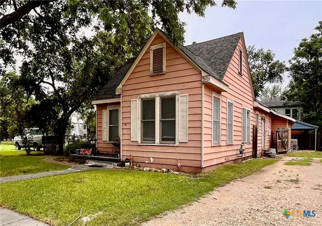 Homes for sale in Seguin, TX | 211 W College St, Seguin, TX 78155 | MLS# 615037