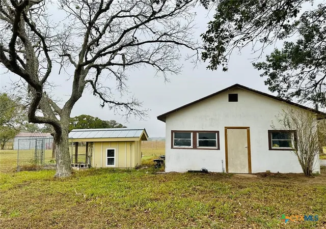 Homes for sale in Yorktown, TX | 1696 E Fm 884, Yorktown, TX 78164 | MLS# 615266