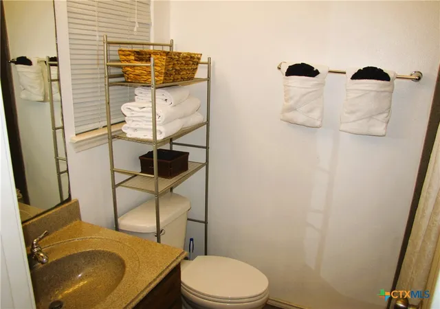 2nd image of 730 E Mather St, New Braunfels, TX 78130