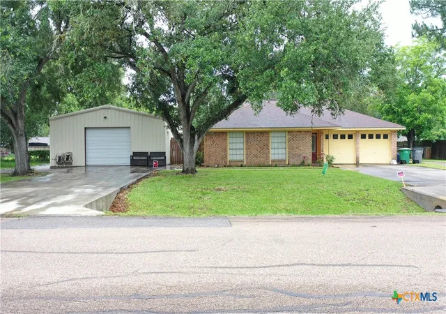 Photo 1 of Sale Pending at 605 Broadmoor St, Victoria, TX 77904 | MLS# 615778 | Listing updated on 2026-07-16