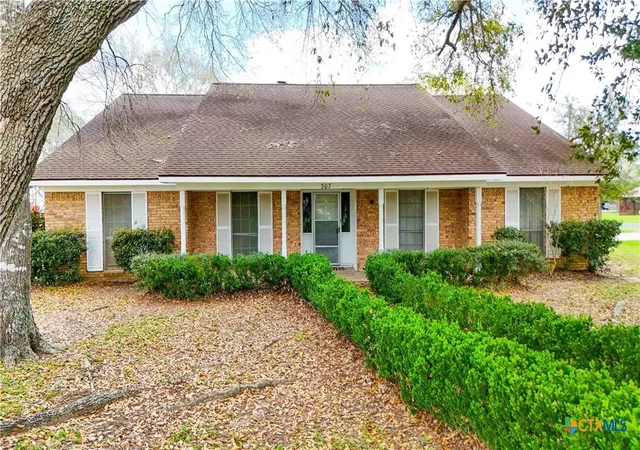 1st image of 307 S Market St, Louise, TX 77455 | MLS# 614067