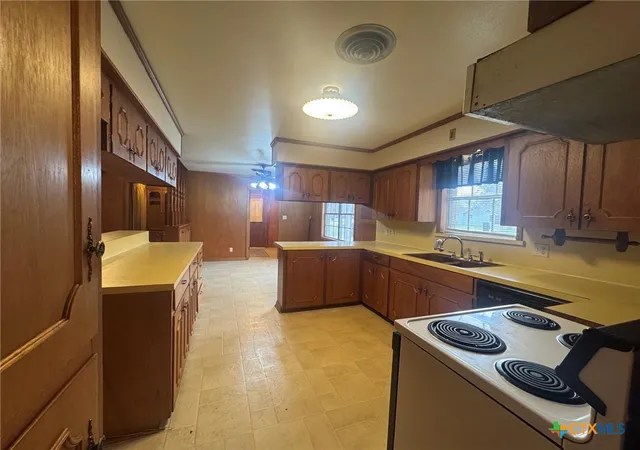 5th image of 307 S Market St, Louise, TX 77455 | MLS# 614067