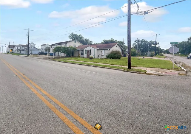 2nd image of 204 E Austin St, Port Lavaca, TX 77979 | MLS# 615994