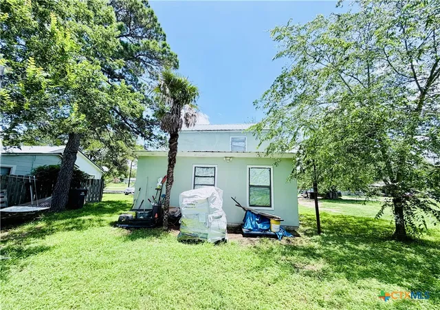 Homes for sale in Waelder, TX | 409 N Avenue D, Waelder, TX 78959 | MLS# 616557