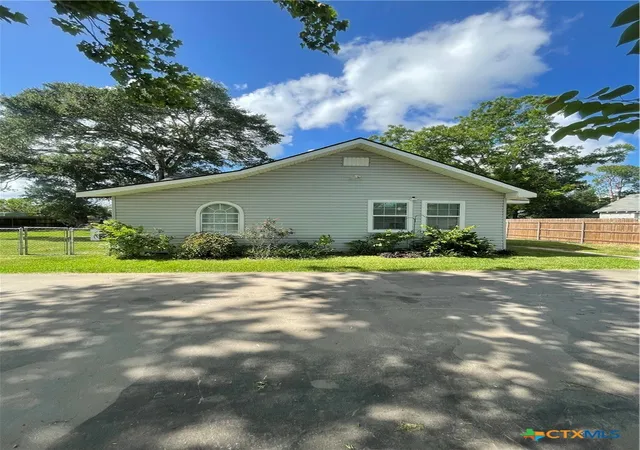 2nd image of 1006 South Street, El Campo, TX 77437 | MLS# 616918