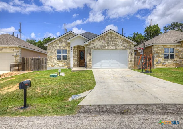Photo 2 of Single family home for sale at 627 Hummingbird Hl, Canyon Lake, TX 78133 | MLS# 616814 | Listing updated on 2026-07-13