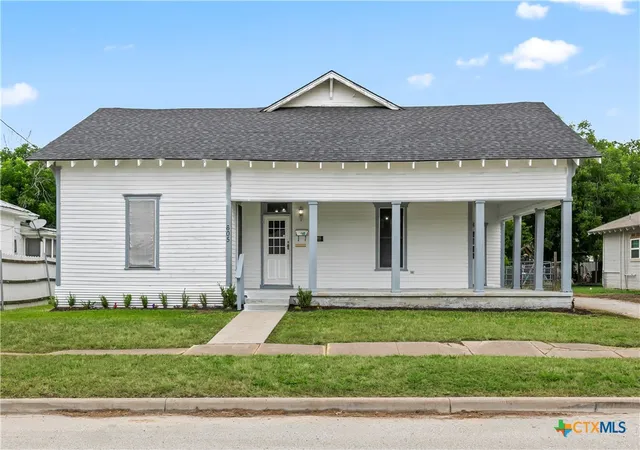 Photo 1 of Single family home for sale at 605 E Elm St, Hillsboro, TX 76645 | MLS# 617476 | Listing updated on 2026-07-23