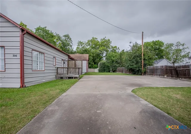2nd image of 306 E Brazos A & B St, Victoria, TX 77901 | MLS# 617472