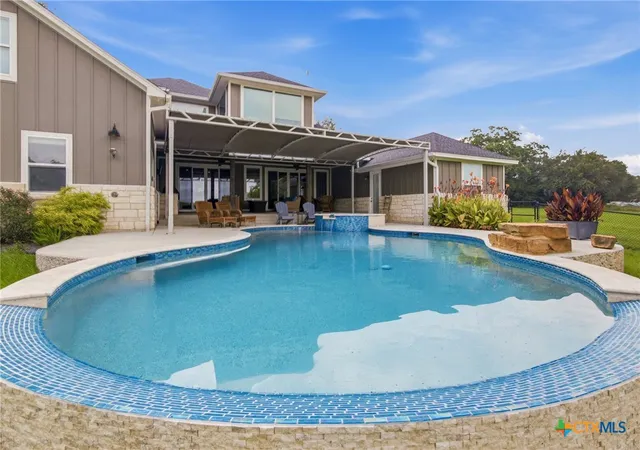 Photo 2 of Single family home for sale at 944 W Lake Trl, Victoria, TX 77905 | MLS# 616644 | Listing updated on 2026-07-01