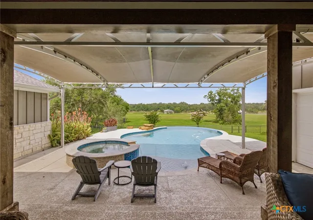 Photo 3 of Single family home for sale at 944 W Lake Trl, Victoria, TX 77905 | MLS# 616644 | Listing updated on 2026-07-01