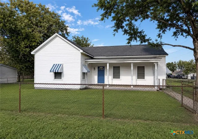 Homes for sale in Luling, TX | 312 Willow Ave, Luling, TX 78648 | MLS# 617496