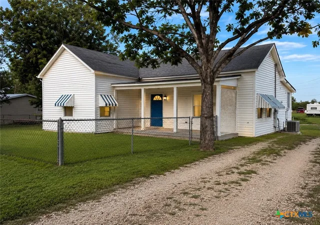 Homes for sale in Luling, TX | 312 Willow Ave, Luling, TX 78648 | MLS# 617496