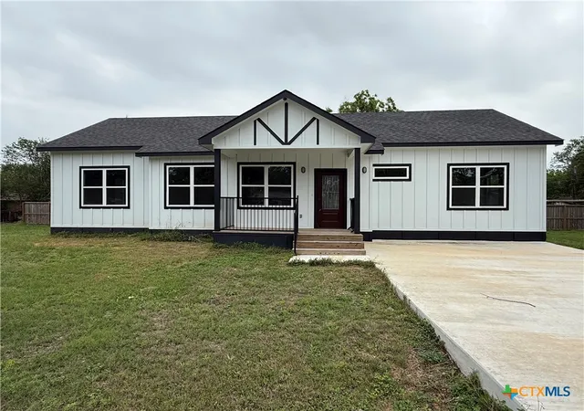 Homes for sale in Yoakum, TX | 501 Walnut St, Yoakum, TX 77995 | MLS# 617735