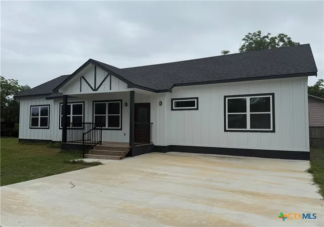 Homes for sale in Yoakum, TX | 501 Walnut St, Yoakum, TX 77995 | MLS# 617735