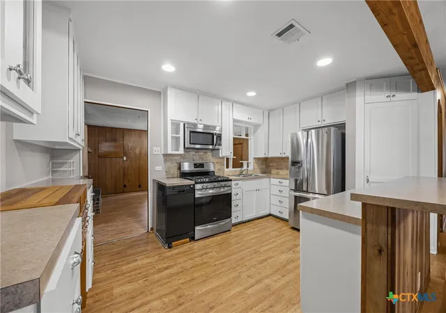 Photo 4 of Single family home for sale at 914 Plum St, Lockhart, TX 78644 | MLS# 617184 | Listing updated on 2026-10-08