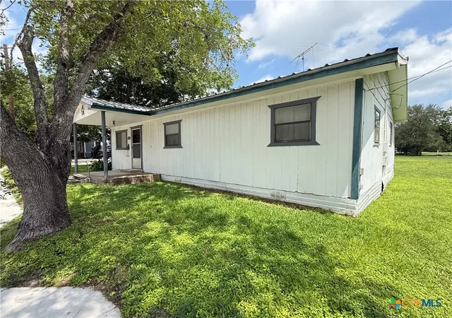 Homes for sale in Flatonia, TX | 603 E North Main St, Flatonia, TX 78941 | MLS# 618014