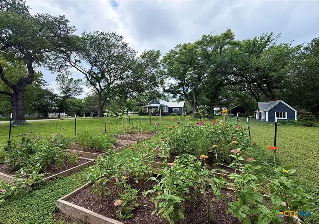 2nd image of 306 5th Ave, Smithville, TX 78957 | MLS# 618390