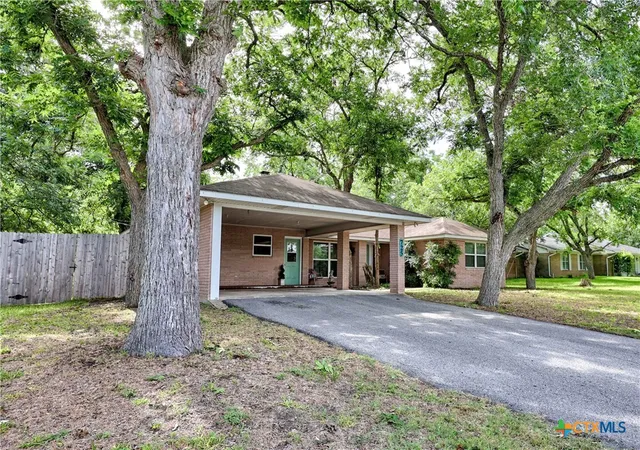 Homes for sale in Flatonia, TX | 725 S Market St, Flatonia, TX 78941 | MLS# 618179