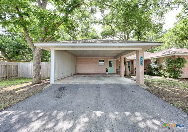 Homes for sale in Flatonia, TX | 725 S Market St, Flatonia, TX 78941 | MLS# 618179