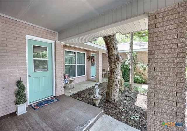 Homes for sale in Flatonia, TX | 725 S Market St, Flatonia, TX 78941 | MLS# 618179