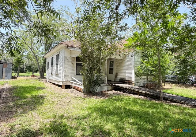 21st image of 202 Vollentine St, Yoakum, TX 77995 | MLS# 618494