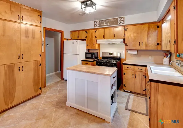 5th image of 2105 E Mistletoe Ave, Victoria, TX 77901 | MLS# 618616