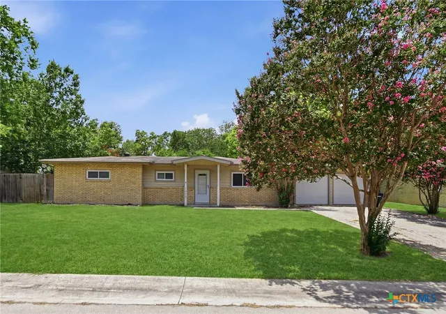 2nd image of 1032 S Mesquite Ave, New Braunfels, TX 78130 | MLS# 619231