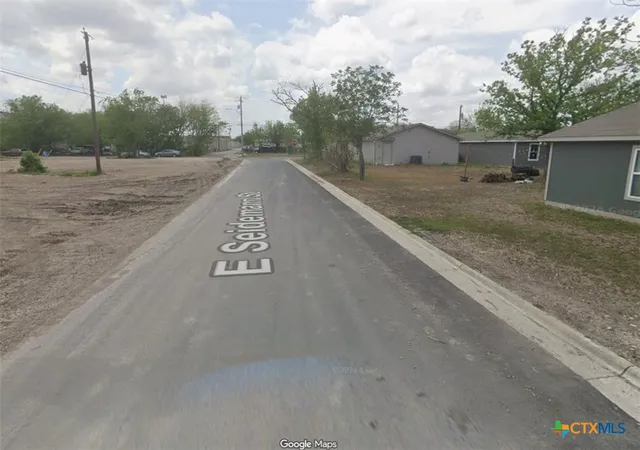 2nd image of 211 E Seideman St, Seguin, TX 78155 | MLS# 618870