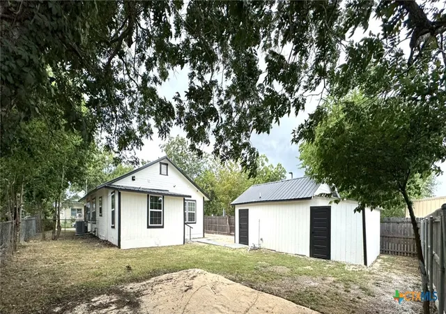 13th image of 621 E Gonzales St, Seguin, TX 78155 | MLS# 619262