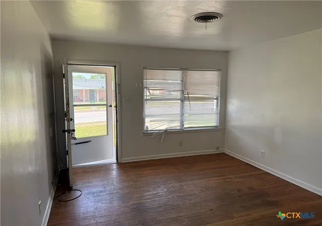 3rd image of 111 W Vardeman Ave, Killeen, TX 76541 | MLS# 619402