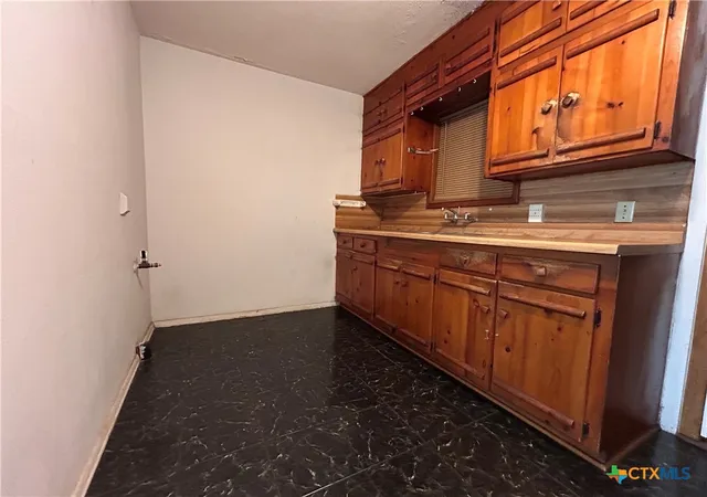 2nd image of 1305 E Mistletoe Ave, Victoria, TX 77901 | MLS# 619603