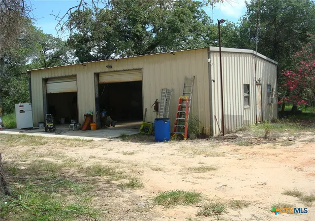 Photo 3 of Manufactured home for sale at 118 Country Oaks Dr, La Vernia, TX 78121 | MLS# 619557 | Listing updated on 2026-07-14