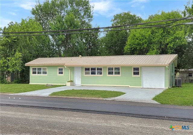 2nd image of 1021 N Virginia St, Port Lavaca, TX 77979 | MLS# 619333