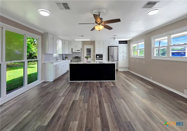 4th image of 1021 N Virginia St, Port Lavaca, TX 77979 | MLS# 619333