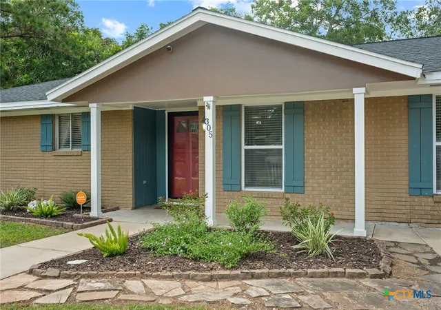 2nd image of 305 W Division St, Edna, TX 77957 | MLS# 619716