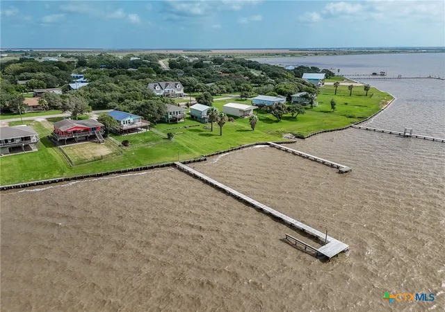 4th image of 2116 W Bayshore Dr, Palacios, TX 77465 | MLS# 619809