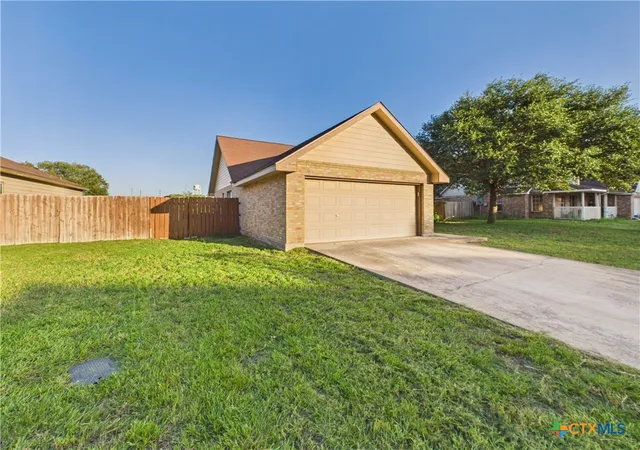 2nd image of 1125 Iris Crescent, Floresville, TX 78114 | MLS# 619771