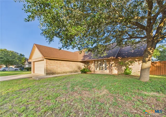 Photo 3 of Single family home for sale at 1125 Iris Crescent, Floresville, TX 78114 | MLS# 619771 | Listing updated on 2026-07-20