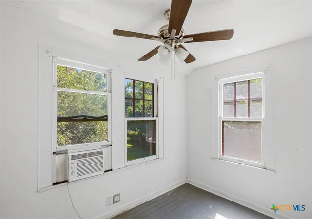 28th image of 705 W San Antonio St, Victoria, TX 77901 | MLS# 620191