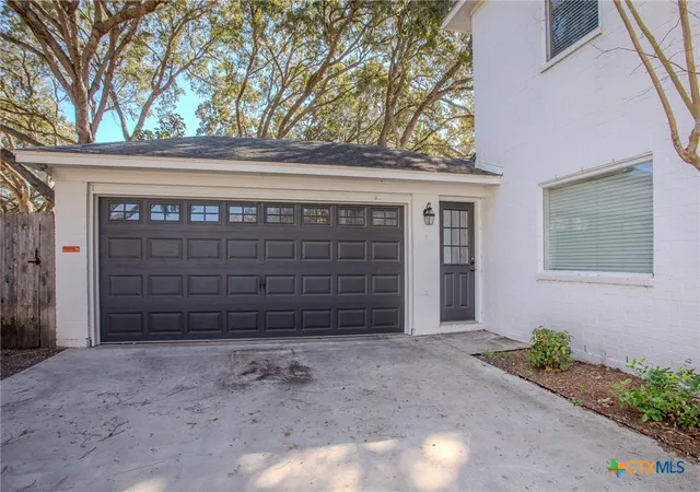 Photo 4 of Single family home for sale at 303 Turtle Rock Dr, Victoria, TX 77904 | MLS# 620104 | Listing updated on 2026-07-29