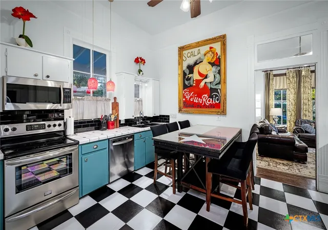 4th image of 168 E Zink St, New Braunfels, TX 78130 | MLS# 618772