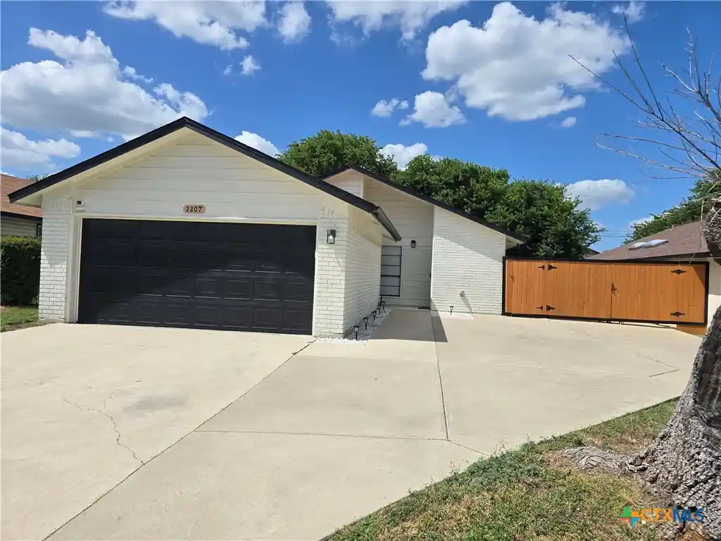 Photo 1 of Sale Pending at 2207 Coach Dr, Killeen, TX 76543 | MLS# 620061 | Listing updated on 2026-10-19