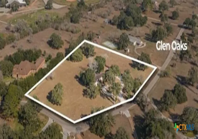 Photo 2 of Sale Pending at 404 Glen Oaks Ln, Cuero, TX 77954 | MLS# 620312 | Listing updated on 2026-07-29