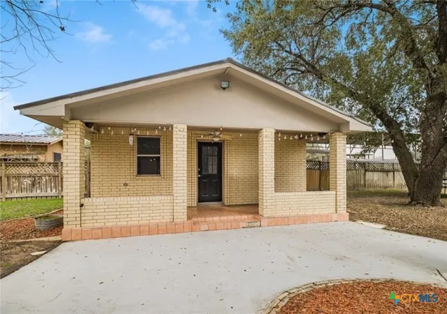 Photo 2 of Sale Pending at 404 Glen Oaks Ln, Cuero, TX 77954 | MLS# 620312 | Listing updated on 2026-07-29